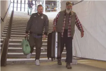  ?? FOTO: SABINE KRAUSS ?? Packen an, wenn es nötig ist: Tom Grimm vom Rittergart­enverein (links) und Günther Holl (rechts) schleppen im Tuttlinger Bahnhof Gepäck, da die Aufzüge bis Ende des Monats weiterhin außer Betrieb sind.