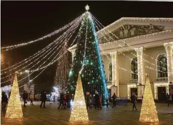 ?? Foto: Shuttersto­ck a Profimedia ?? Před válkou a teď Na snímku vlevo je Divadelní náměstí v ukrajinské­m Mariupolu během Vánoc v roce 2019. Vpravo pohled na ruiny divadla, náměstí a okolí po letošní ruské invazi.