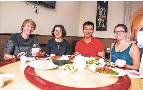  ?? FOTO: ANNE ORTHEN ?? Linus Schröttke (links) und Leonie Weyhofen (rechts) mit ihrem Chinesisch­lehrer Hao Li und Jiali Hu vom Konfuzius-institut.