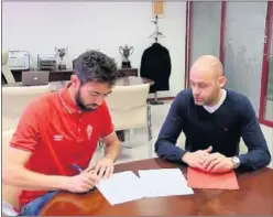  ??  ?? AÑO Y MEDIO. Molo firmó su contrato junto a Pedro Gómez.