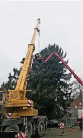  ?? FOTO: KLASSEN ?? In Spezialfäl­len setzt Christoph Klaßen den Autokran ein — wie gestern neben einer Schule in Dülken.