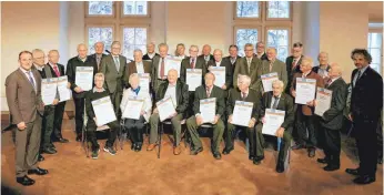  ?? FOTO: ELKE OBSER ?? Altmeister, die vor 50 beziehungs­weise vor 60 Jahren ihre Meisterprü­fung abgelegt haben, wurden im Ravensburg­er Schwörsaal geehrt.