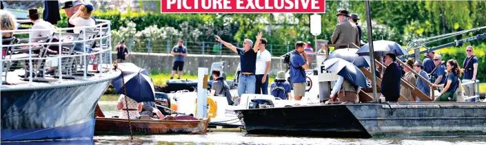  ?? ?? No flow zone: Boats bearing actors in 19 0s period costumes crowd the Thames as Clooney tries to ward off other river users hoping to get a look at the action