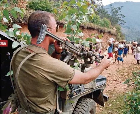  ?? (12 JUILLET 1994/PASCAL GUYOT/AFP) ?? Un soldat français aux alentours d’un camp de réfugiés rwandais, durant l’opération Turquoise.