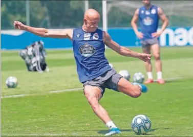  ??  ?? Víctor Mollejo, durante uno de los entrenamie­ntos con el Deportivo.