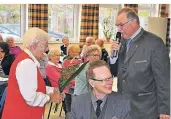  ?? FOTO: SPORT ÄLTERE GENERATION ?? Anneliese Fränzen bekommt Blumen vom Vorsitzend­en Horst Ripphahn.