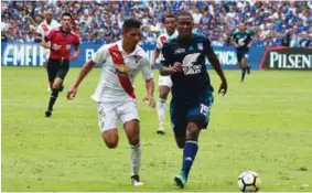  ??  ?? LÍDER. Emelec tiene dos puntos más que Liga de Quito.