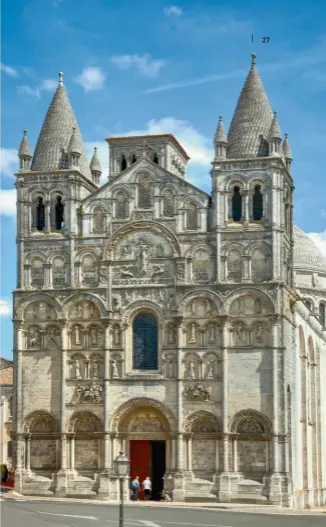  ??  ?? Sur la façade, trois thèmes sont présentés : l'ascension du Christ, son retour à la fin des temps lors du Jugement dernier et la Pentecôte.