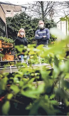  ??  ?? Silke Frey und Dirk Stegemann betreuen das Projekt Etappe, bei dem die Teilnehmer auch einen Kräutergar­ten angelegt haben.