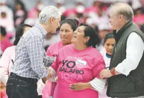  ??  ?? El gobernador mexiquense, Alfredo del Mazo, durante el evento al que acudieron aproximada­mente 2 mil 500 mujeres; dijo que el Salario Rosa dignifica el trabajo de las amas de casa.
