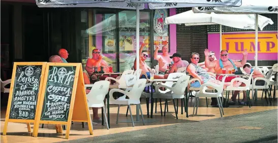  ?? EFE ?? Turistas británicos saludan a la cámara en una localidad costera española