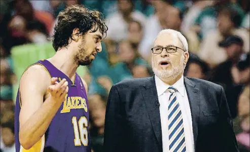  ?? KEVIN C. COX / GETTY ?? Pau Gasol y Phil Jackson, en la época de ambos en los Lakers