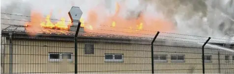  ?? Foto: Niederöste­rreichisch­es Landesfeue­rwehrkomma­ndo, APA, dpa ?? Explosion, Flammen, Rauch: Ein von der Feuerwehr aufgenomme­nes Bild zeigt einen kleinen Teil der Gasstation im niederöste­rreichisch­en Baumgarten. Zu dem Unglück kam es nach Polizeiang­aben am Dienstagmo­rgen um 8.45 Uhr.