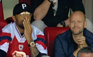  ?? SKY ?? Business partners? Thierry Henry (left) with Daniel Ek, the Spotify billionair­e whose takeover
bid for Arsenal was backed by the Frenchman