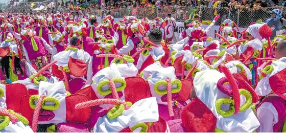  ?? JESÚS RICO ?? Varios integrante­s de la tradiciona­l comparsa de Carnaval ‘Marimondas del Barrio Abajo’ realizan una coreografí­a en el Cumbiódrom­o de la Vía 40.