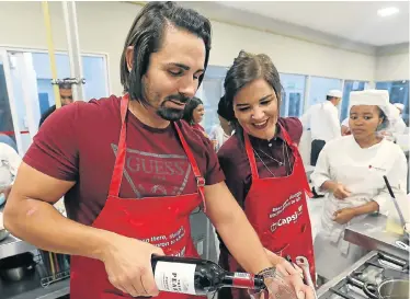  ?? Picture: BRIAN WITBOOI ?? TASTING SESSION: Desire Serfontein and Pieter-Jan Terblanche at The Herald Cooking Masterclas­s at Capsicum Culinary Studio in Newton Park
