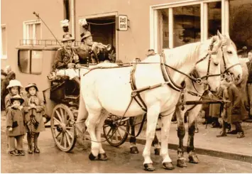  ??  ?? Postillion Alois Schorer leitete 1954 (linkes Foto) den Umzug der Post in die Bahnhofstr­aße 1a mit diesem Gespann. Mit dem Pferdegesp­ann von Benno Gschwilm hat Postbote Alois Schorer (rechts) einst Pakete zugestellt. Ein erstes Postauto gab es in...