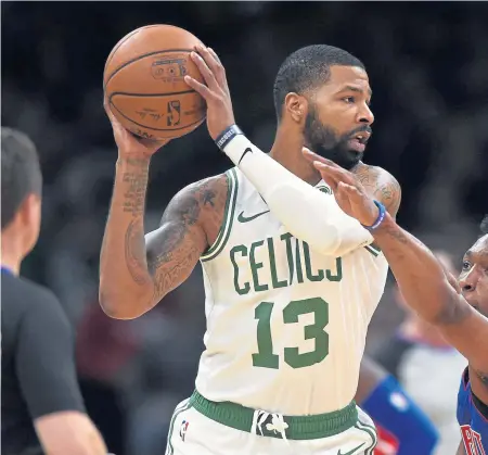  ?? CHRISTOPHE­R EVANS / BOSTON HERALD ?? HOT TOPIC: Marcus Morris, shown in action against the Pistons earlier this season, returns to Phoenix tonight when the Celtics take on his former team, the Suns.