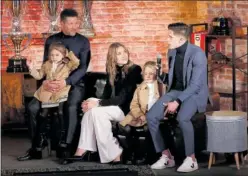  ?? ?? Simeone con su esposa Carla, sus hijas pequeñas y su hijo Giuliano.