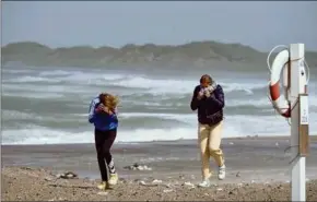  ?? FOTO: CLAUS BONNERUP ?? Kraftige vindstød med sand og saltvand er ikke behagelige.