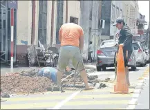  ??  ?? Trabajos de Essap, cambios de ojos de gato y carteles, son algunas tareas de último momento.