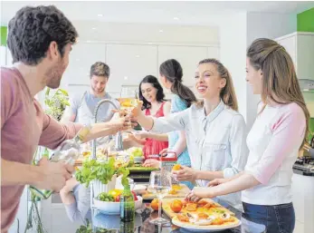  ?? FOTO: GRAHAM OLIVER ?? Auch gemeinsame­s Kochen im Kollegenkr­eis kann zu einem guten Arbeitskli­ma beitragen.