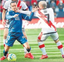  ?? CHEMA MOYA / EFE ?? Isi Palazón forcejea con Raúl de Tomás durante el partido.