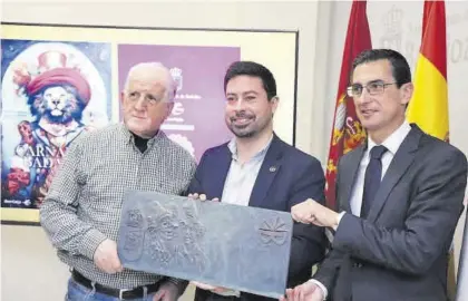  ?? AYUNTAMIEN­TO ?? El escultor García Olivares, Casablanca, concejal, y Planelles, director territoria­l de Ibercaja, posan con la placa.