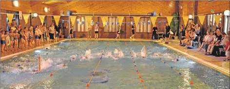  ?? 01_B20gala04 ?? Arms outstretch­ed, pupils take part in the backstroke race.