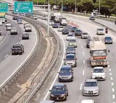  ??  ?? KEADAAN aliran trafik di Lebuhraya Utara-Selatan dari arah Juru ke Sungai Dua.