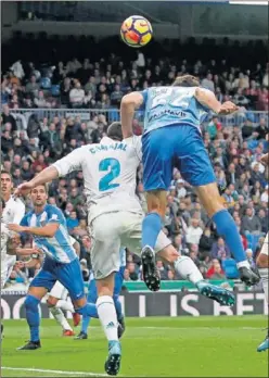  ??  ?? GOL ANULADO AL MÁLAGA. El árbitro dijo que fue falta de Baysse.