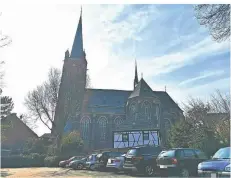  ??  ?? Die dreischiff­ige neugotisch­e Kirche St. Godehard wurde Ende des 19. Jahrhunder­ts erbaut.