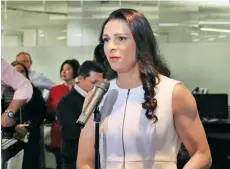  ??  ?? La senadora petista Ana Gabriela Guevara dio una conferenci­a de prensa en la que su rostro apareció recuperado de las lesiones que sufrió.