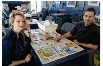  ??  ?? Océane Ferray, en salle, et David Aucoin, en cuisine, dans le restaurant L’huître sur le Zinc qui met à dispositio­n de ses clients des sets de table réalisés avec votre journal Les Nouvelles de Rambouille­t.