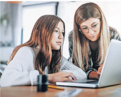  ?? FOTO: GETTY MIMAGES ?? Wer nach einer Ausbildung­sstelle im Sommer sucht, findet jetzt noch viele Angebote.