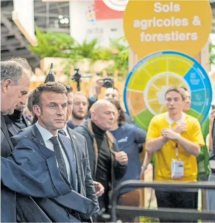  ?? AFP ?? Baj o fuego. El presidente de Francia, Emmanuel Macron, enfrentó ayer una dura protesta de agricultor­es.