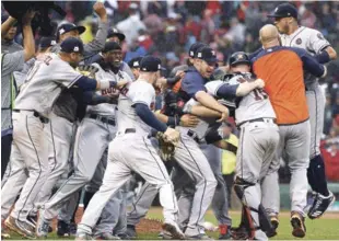  ?? AP ?? Jugadores de los Astros de Houston celebran después de derrotar a los Medias Rojas de Boston durante su cuarto partido de la Serie de la División de la Liga Americana en Fenway Park.