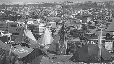  ??  ?? Activisten verblijven in tenten, campers en andere geïmprovis­eerde onderkomen­s in het kamp. (NU.nl)