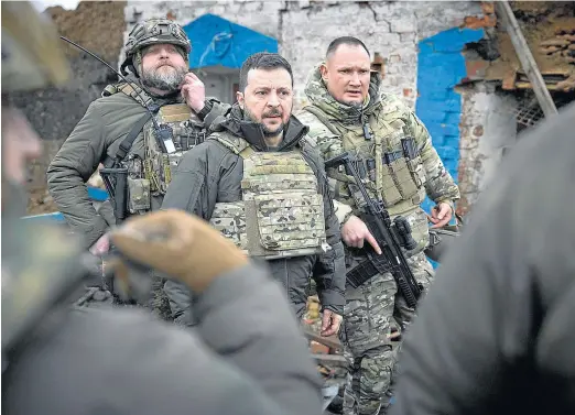  ?? EFE ?? Volodímir Zelenski realizó en febrero una visita a laprimera línea del frente cerca de la aldea de Robotyne, en región de Zaporiyia.