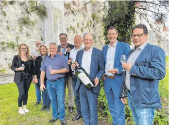  ?? ?? Die Prominenz aus Weingarten ist zu den Weinbergfr­eunden gekommen, um den Martinsber­g in Weingarten zu feiern.