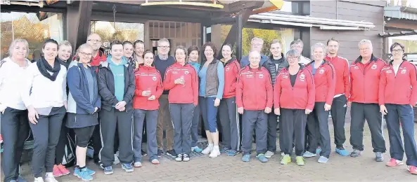  ?? FOTO: TC ROT-WEISS ?? Die Teilnehmer der ersten „Rotweiss-Tennisnach­t“hatten ihren Spaß und spielen in vier Runden gegeneinan­der.