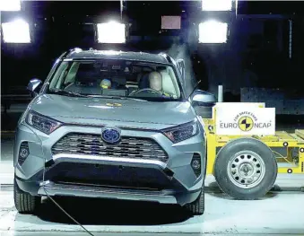  ??  ?? La nueva generación del Toyota RAV4 obtuvo las cinco estrellas de EuroNCAP