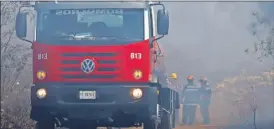  ?? ?? Bomberos acudieron al lugar y combatiero­n el fuego registrado cerca de la Chetumal-Acanceh