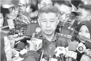  ?? — Gambar Bernama ?? PENJELASAN: Muhammad Salleh Abdul mengadakan sidang media selepas membuat lawatan di Flat Sri Sabah, Cheras semalam.