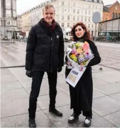  ?? FOTO: TARIQ MIKKEL KHAN ?? Chefredakt­ør Poul Madsen overrakte prisen uden det saedvanlig­e kram.