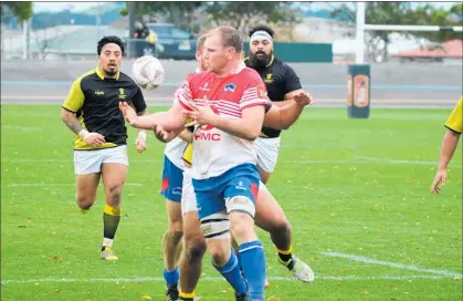  ?? PHOTO / DARRYL BUTLER/ LVN080618D­BHEARTLAND­1 ?? WILLIAM Lander grabs the ball in the Queen’s Birthday Heartland meet between Horowhenua Ka¯ piti and Wellington XV at Levin Domain.