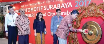  ?? ANDRIANSYA­H POETRA/JAWA POS ?? RESMI DIBUKA: Dari kiri, Director Grand City Mall & Convex Surabaya Gito Sugiarto, Kepala Bidang Pemasaran Disperinda­g Kota Surabaya Joko Sulistyo, Ketua Asosiasi Pameran Perusahaan Indonesia (Asperapi) DPD Jatim Suprapti Suprobo, Presiden Direktur PT...