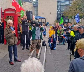  ?? ?? Film director Ken Loach speaking to the crowds during Saturday’s protest march