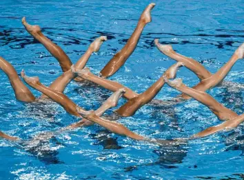  ?? Foto: Jens Büttner, dpa (Symbolbild) ?? Sechs deutsche Synchronsc­hwimmerinn­en platzierte­n sich in die Liste der Top-20. Die Neuburger Nixe Nathalie Mehl belegte im Pflichtwet­tkampf der Veranstalt­ung den zwölften Platz.