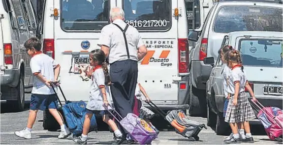  ?? ( LA VOZ) ?? Otra cuota más. Por lo general, la tarifa del transporte escolar equivale a una cuota de un colegio privado de rango medio en la ciudad de Córdoba.